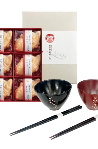 日本傳統風味湯套裝，帶有幾個Yamanaka Lacquerware碗