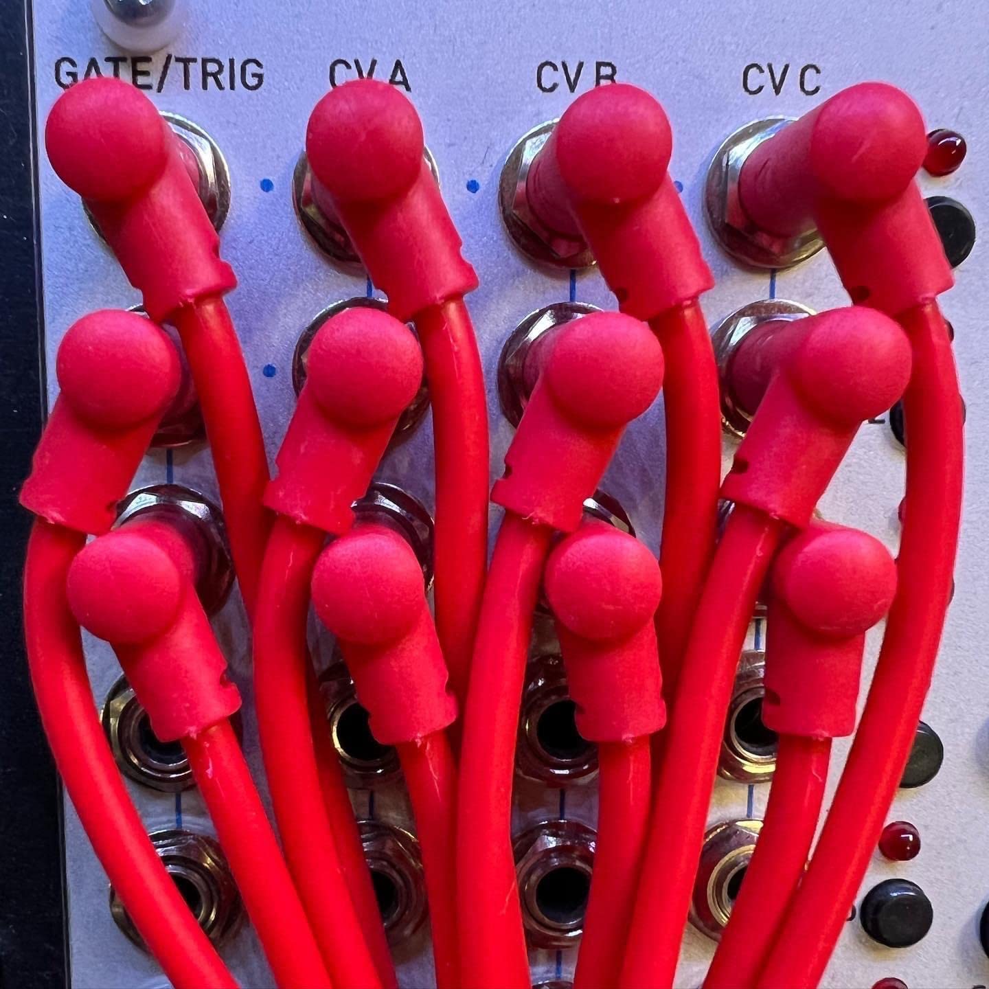 SSMS - Luigis Modular M-PAR Right Angled Eurorack Patch Cables - Package of 5 Orange Cables, 6" (15 cm) Right Angled Design | Easy-To-Grab TS Male Plugs | No-Kink PVC Casing | 28 AWG Copper Wire - Image 4