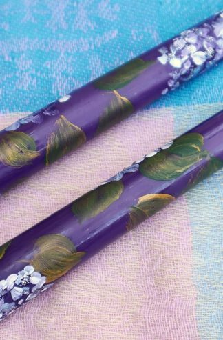 漂亮裝飾手工藝術家手繪薰衣草紫色繡球花和金黃綠葉，工匠裝飾錐形蠟燭，春夏家居裝飾